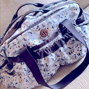Lululemon 💙 On the Fly Duffel Bag Petite Fleur